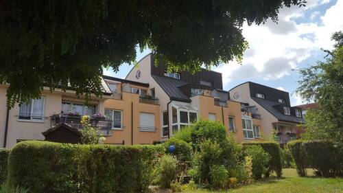 Rückseite mit Grünanlage - 2 Zimmer Etagenwohnung zur Miete in Zwickau