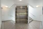 Treppenhaus/Aufzug - 