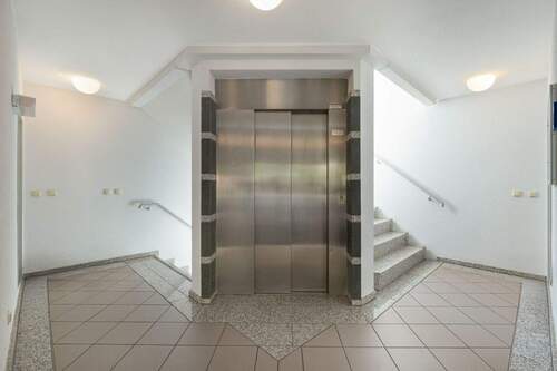 Treppenhaus/Aufzug - 