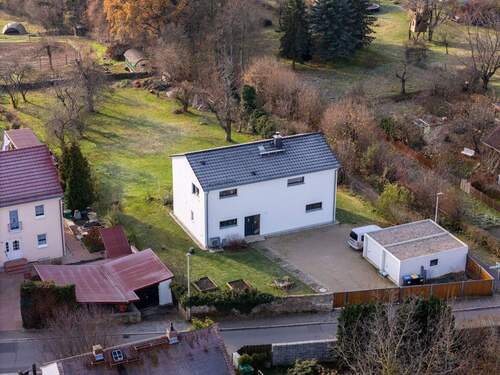 Luftbildaufnahme Nordansicht mit Zufahrt, Hof und Doppelgarage - 