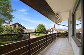 ...zum weitläufigen Balkon - 