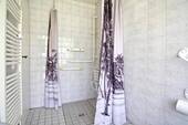 ...und bodentiefer Dusche - 