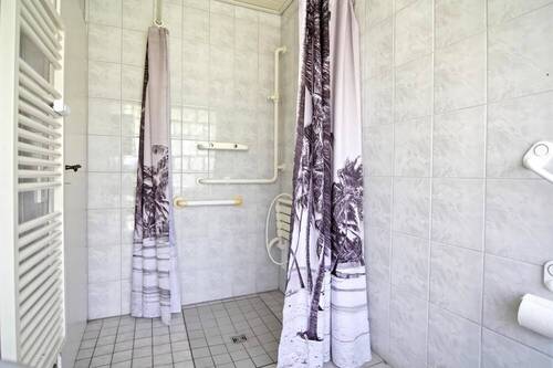 ...und bodentiefer Dusche - 