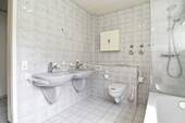 Weiteres Badezimmer mit... - 