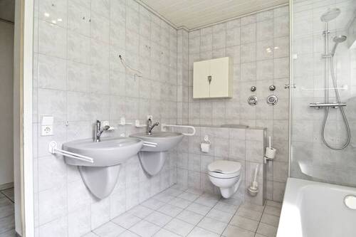 Weiteres Badezimmer mit... - 