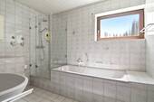 ...Dusche und Badewanne - 