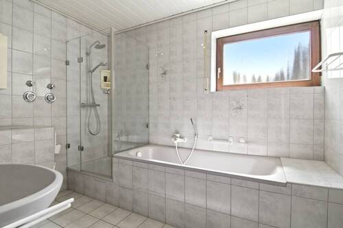 ...Dusche und Badewanne - 