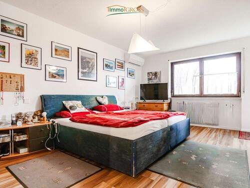 Schlafzimmer mit Zugang zum Balkon - 