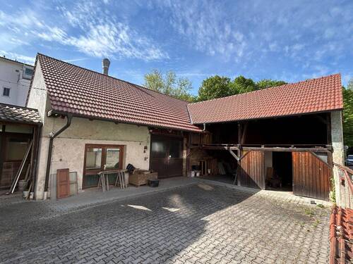 Hofraum m. Werkstatt u. Lager - 