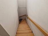 innenliegende Treppe zum Kellerraum - 