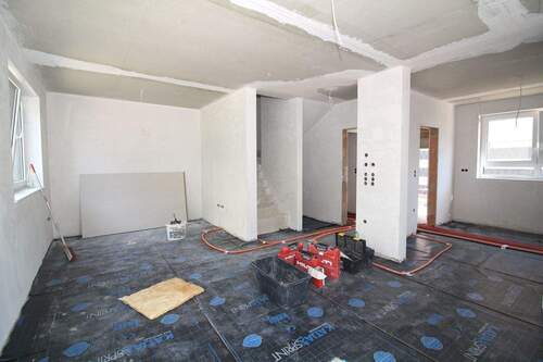 Impression Rohbau EG mit Treppenaufgang - 9 Zimmer Doppelhaushälfte zum Kaufen in Kandel