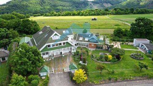 Luftaufnahme - Beindruckendes und großzügiges Landhaus mit zweitem Wohnhaus in Feldrandlage von Battenberg-Dodenau!