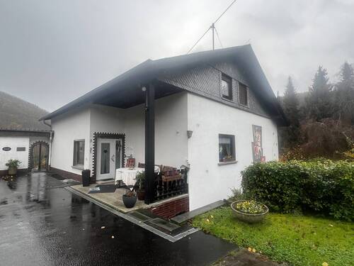 Hausansicht mit Terrasse - 6 Zimmer Einfamilienhaus in Bruschied