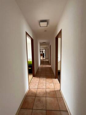 Flur in Gegenrichtung - Etagenwohnung in Baden-Baden zum Kaufen