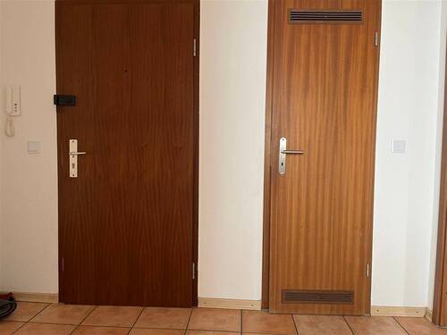 Eingangstür (links), Speisekammer (rechts) - 