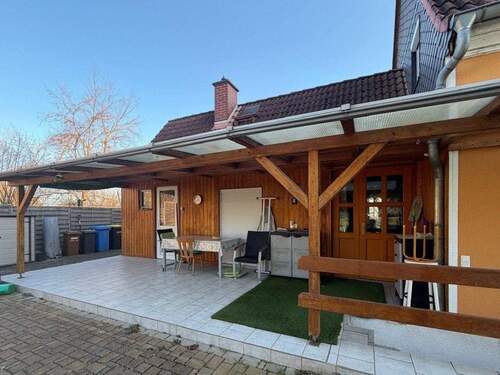 überdachte Terrasse - 6 Zimmer Doppelhaushälfte in Elsteraue