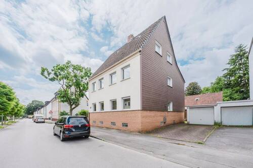 Hausansicht mit Garage - 9 Zimmer Mehrfamilienhaus, Wohnhaus zum Kaufen in Marl