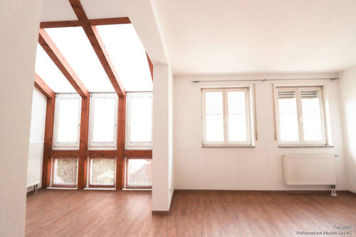 Wohnzimmer mit Wintergarten - 2 Zimmer Etagenwohnung zum Kaufen in Greding