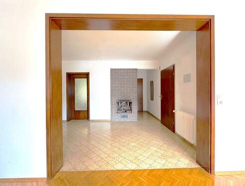 Vorraum mit Kamin im EG - 8 Zimmer Mehrfamilienhaus, Wohnhaus in Rodenbach