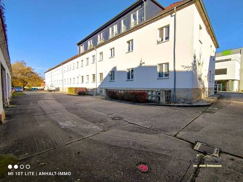 Hausansicht hinten - 2 Zimmer Etagenwohnung in Bitterfeld