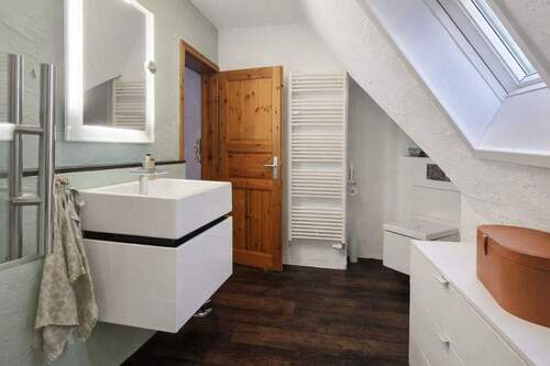 Modernes Badezimmer im Dachgeschoss - 
