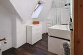 Modernes Badezimmer mit Tageslicht - 