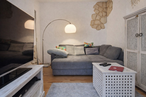 Gemütliches Wohnzimmer - 2 Zimmer Etagenwohnung zum Kaufen in Ludwigshafen