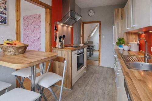 Moderne Küche mit roten Akzenten - 