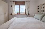Helles Schlafzimmer mit Fensterblick - 