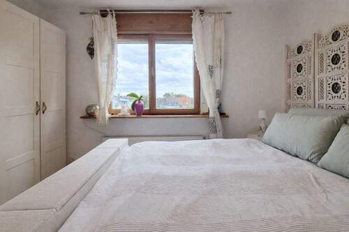 Helles Schlafzimmer mit Fensterblick - 