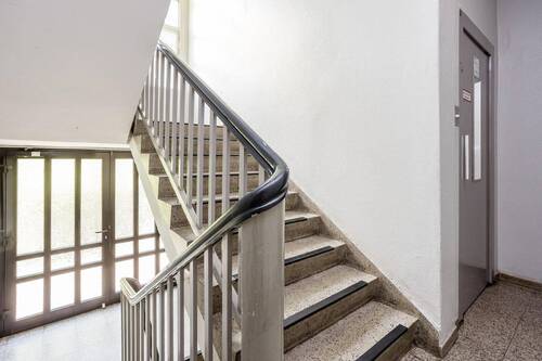 Hausflur im Erdgeschoss - 2 Zimmer Etagenwohnung zum Kaufen in Berlin
