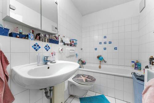 Badezimmer mit Wanne - 