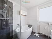 Modernes Badezimmer mit bodentiefer Dusche und freistehender Badewanne - 