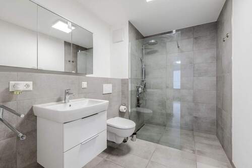 XXL Dusche im modernen Badezimmer - 