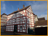 Blick auf die Immobilie - 7 Zimmer Mehrfamilienhaus, Wohnhaus zum Kaufen in Schwalmstadt
