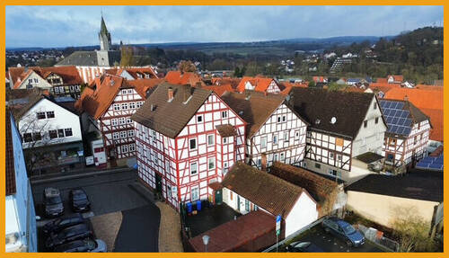 Luftaufnahme - 7 Zimmer Mehrfamilienhaus, Wohnhaus in Schwalmstadt