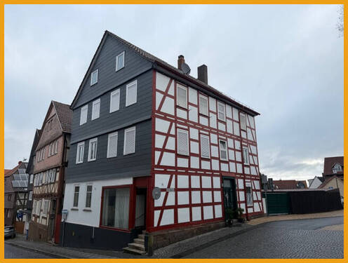 seitliche Straßenansicht - Mehrfamilienhaus, Wohnhaus mit 196,00 m&sup2; in Schwalmstadt zum Kaufen