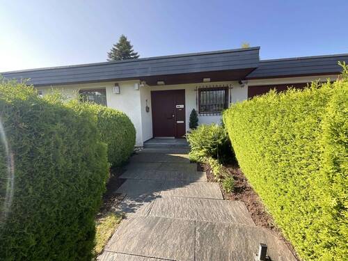 Außen_Straßenansicht_Hauszugang - Bungalow im beliebten Wohngebiet 'Hammerhalde'