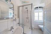 Helles Badezimmer mit Dusche - 