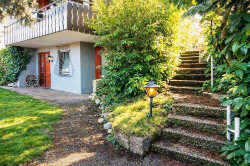 Hauseingang_Gartenaufgang - Freistehendes Einfamilienhaus in Alleinlage mit Panorama-Naturblick in Pforzheim-Würm