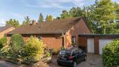 Vorderansicht mit Garage. - 