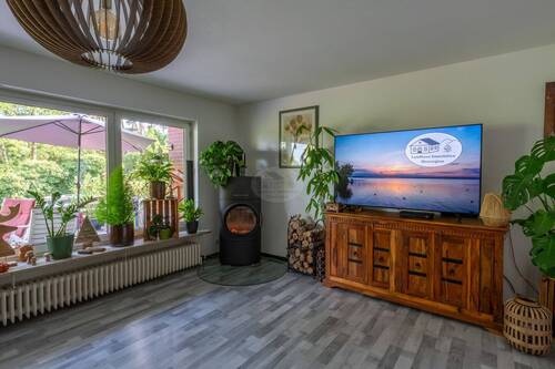 Wohnbereich mit Kamin - 4 Zimmer Einfamilienhaus in Balge