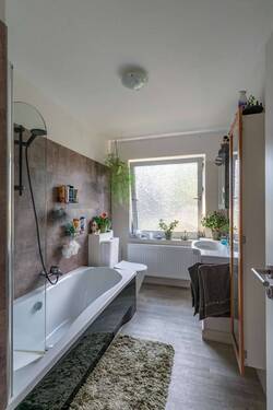Bad mit Wanne und Duschfunktion - 
