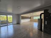 Wohnzimmer OG mit Kamin - Mehrfamilienhaus, Wohnhaus mit 310,00 m² in Bad Soden-Salmünster zum Kaufen