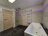Bad OG mit Badewanne und Dusch - 