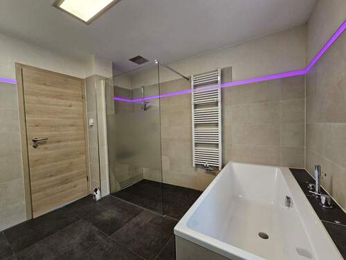 Bad OG mit Badewanne und Dusch - 