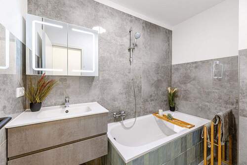 Modernes Bad mit Badewanne - 