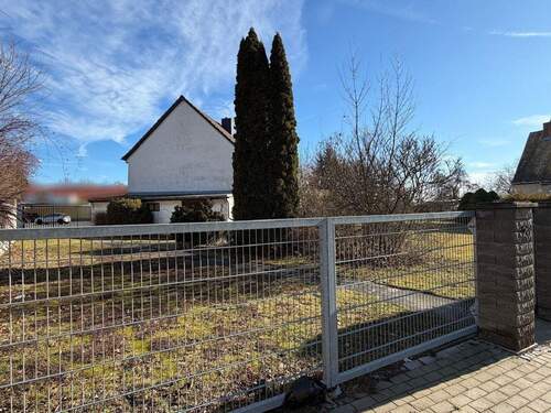 zweite Grundstückszufahrt - 