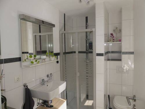 Bad mit Dusche, WC, Fenster - 2 Zimmer Etagenwohnung in Sigmaringen