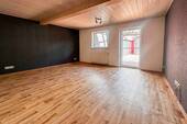 Wohnzimmer (2) - 4 Zimmer Etagenwohnung zum Kaufen in Zentbechhofen